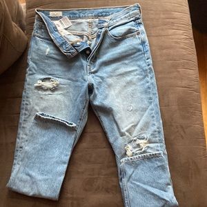 Levi’s boyfriend cut, distressed jeans; only worn once! 🤩